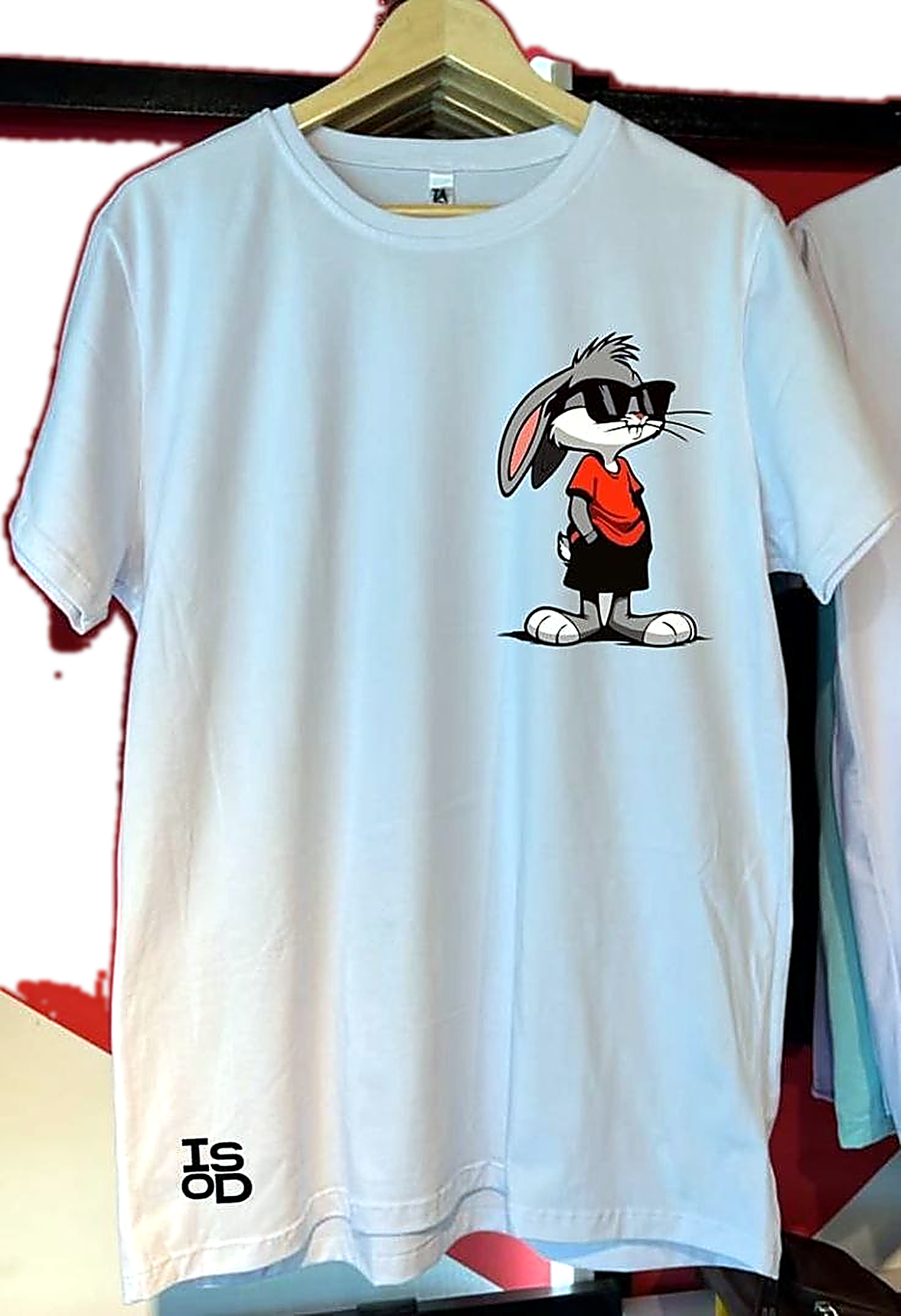 Camiseta blanca con conejo urbano estampado.