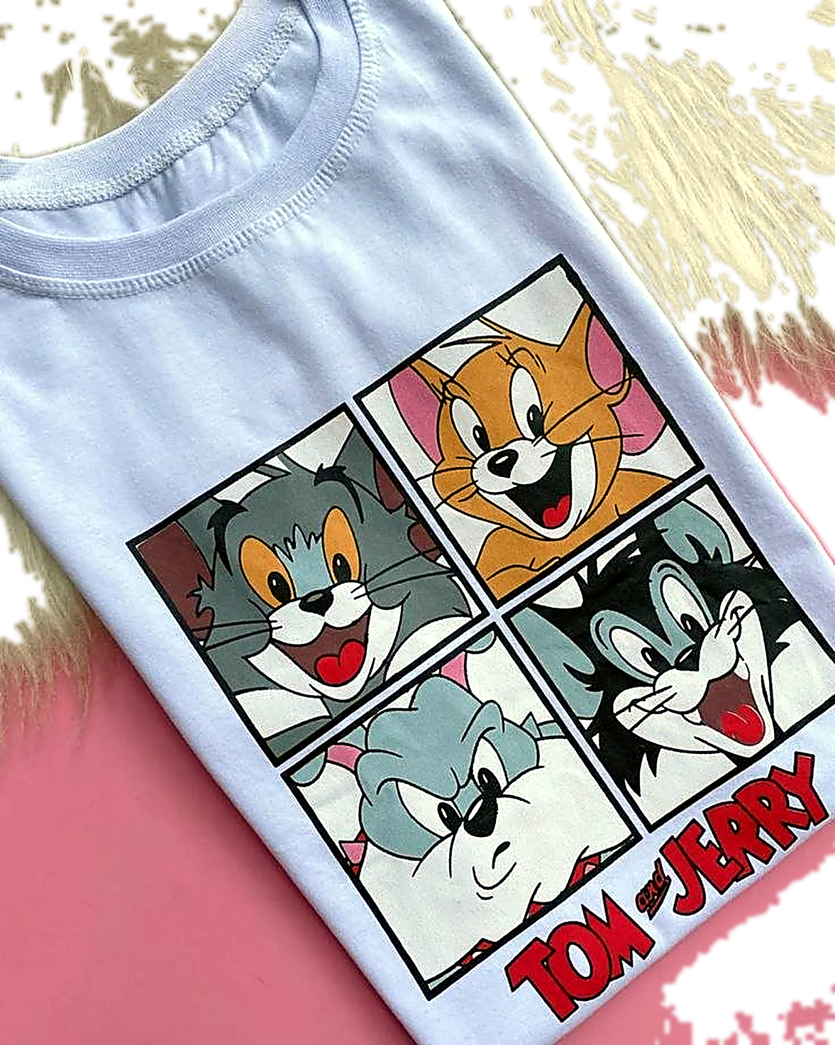 Camiseta blanca con cara iconica negra estampada al centro.