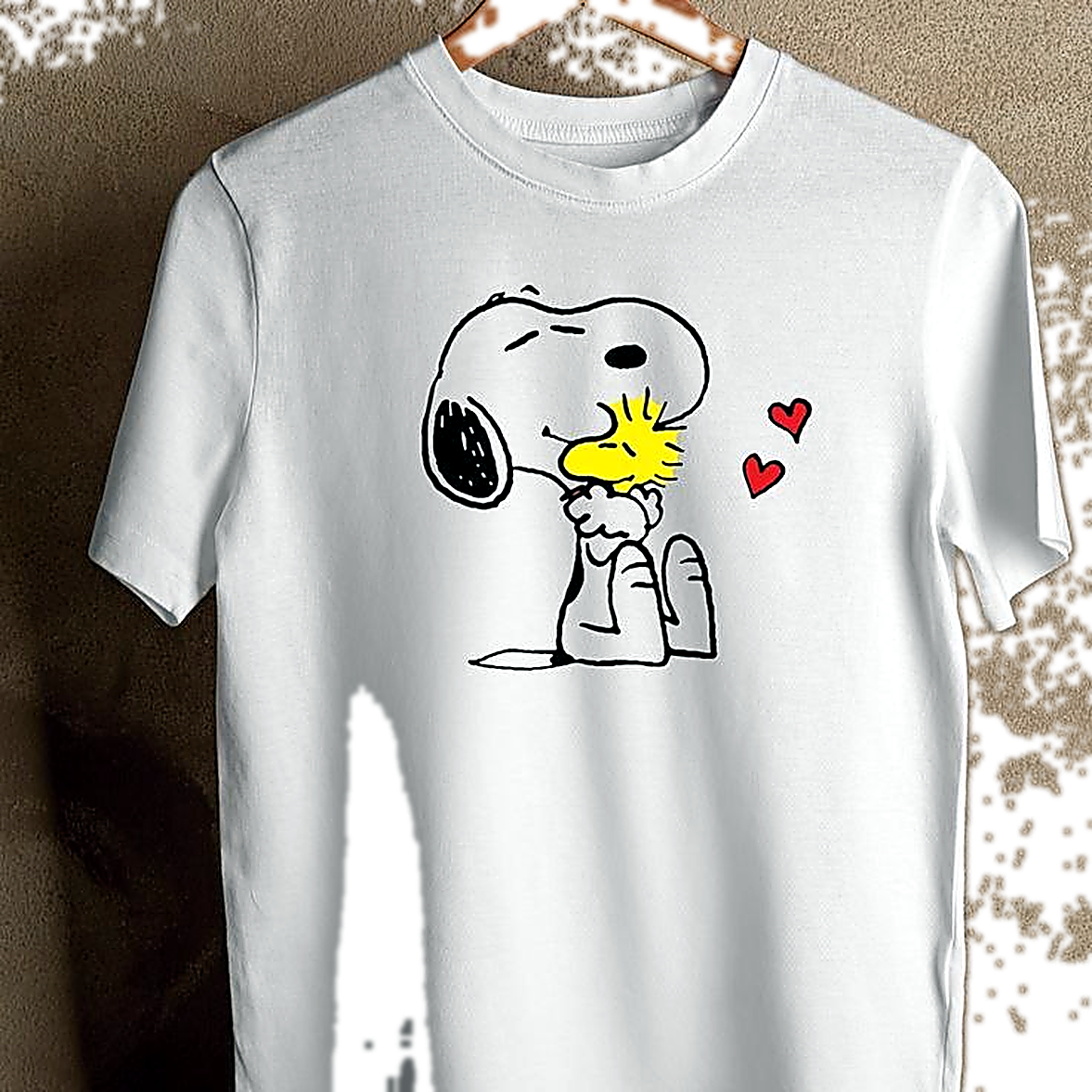 Camiseta blanca con Snoopy abrazando a Woodstock.