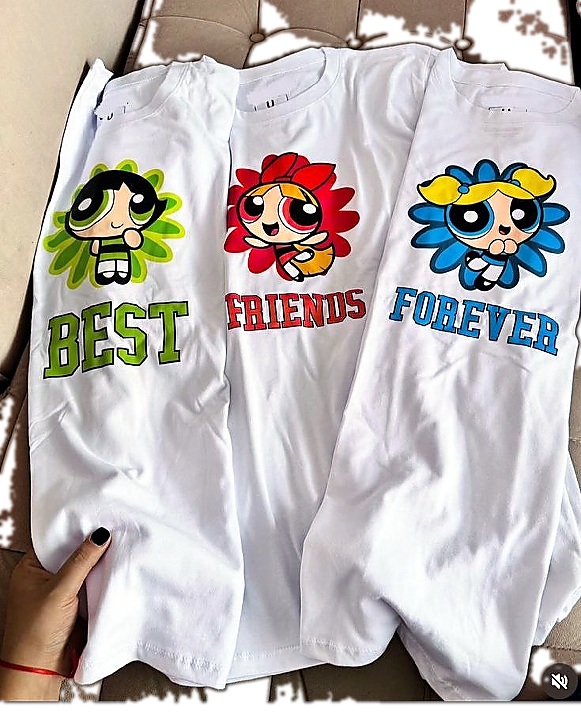 Conjunto de tres camisetas estampadas con personajes y tipografia.